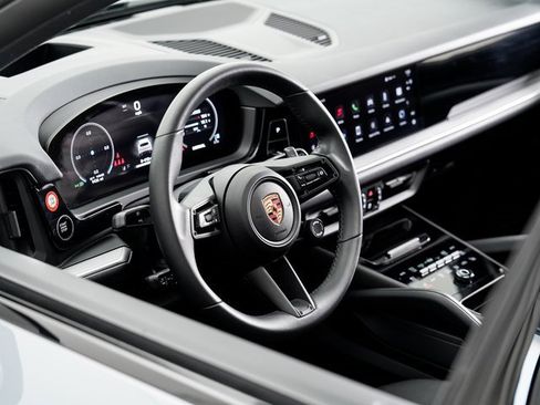 Used 2025 Porsche Cayenne image 9