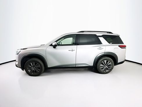 Used 2025 Nissan Pathfinder SV image 4