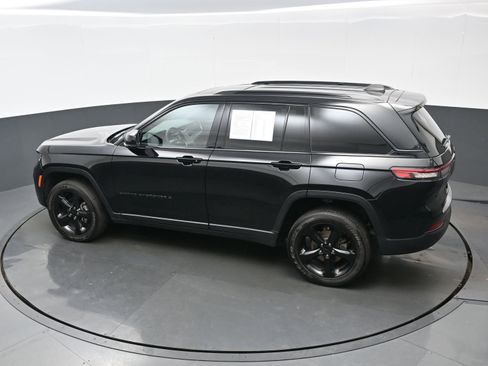 Used 2024 Jeep Grand Cherokee Altitude image 34