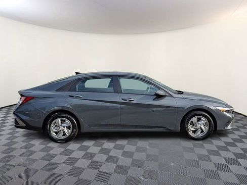 Used 2025 Hyundai Elantra SE FWD image 8