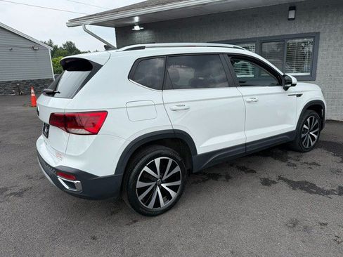 Used 2022 Volkswagen Taos SE FWD image 3