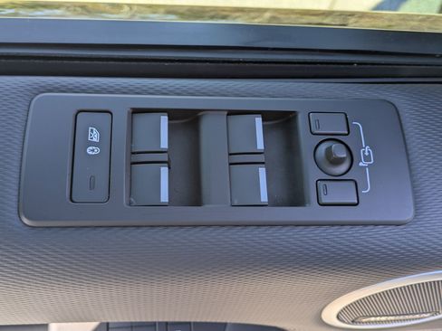 Used 2024 Land Rover Discovery Dynamic SE image 22