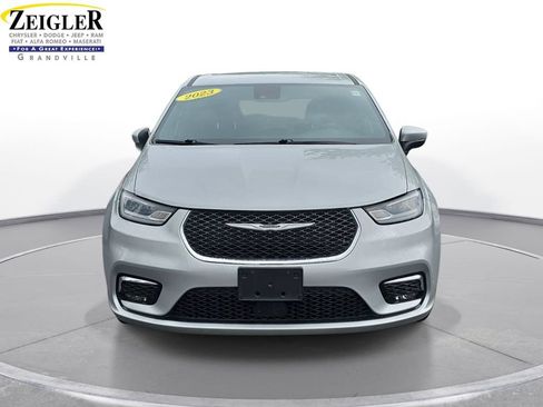 Used 2023 Chrysler Pacifica Touring FWD image 2