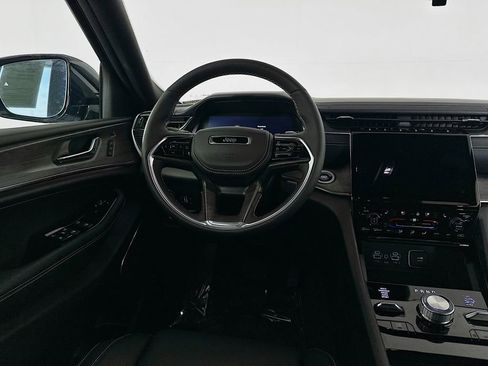 Certified 2025 Jeep Grand Cherokee Overland w/ Luxury Tech Group IV image 35