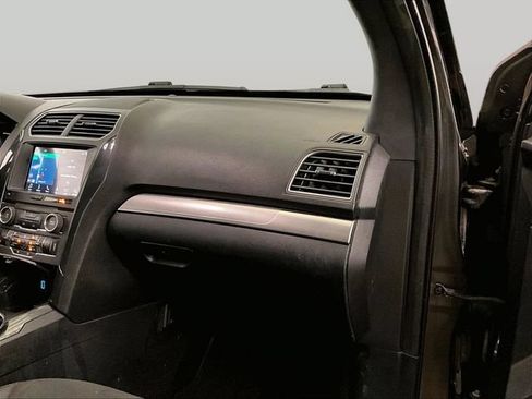 Used 2018 Ford Explorer XLT w/ Equipment Group 202A FWD image 15
