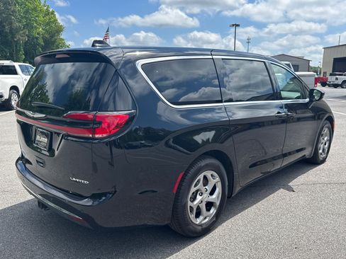 Used 2024 Chrysler Pacifica Limited w/ Trailer Tow Group FWD image 5