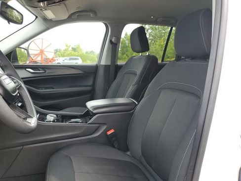 Used 2023 Jeep Grand Cherokee Laredo w/ Trailer Tow Prep Group (B) AWD/4WD image 5