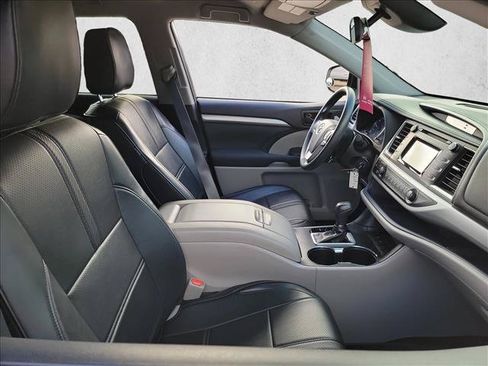 Used 2019 Toyota Highlander LE FWD image 15