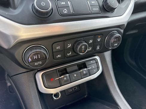 Used 2023 GMC Acadia SLT AWD/4WD image 43