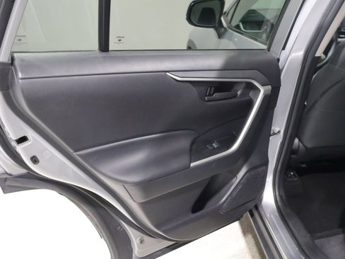 Used 2021 Toyota RAV4 LE AWD/4WD image 18