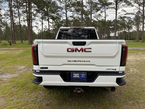 Used 2024 GMC Sierra 2500 AT4 w/ Technology Package AWD/4WD image 4