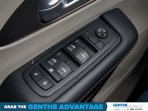 Used 2018 Chrysler Pacifica Touring-L Plus image 11