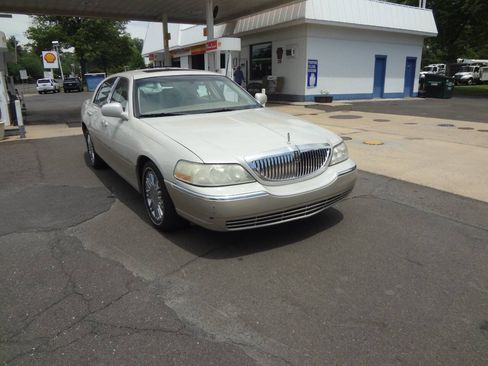 Used 2006 Lincoln Town Car Designer Series RWD image 6