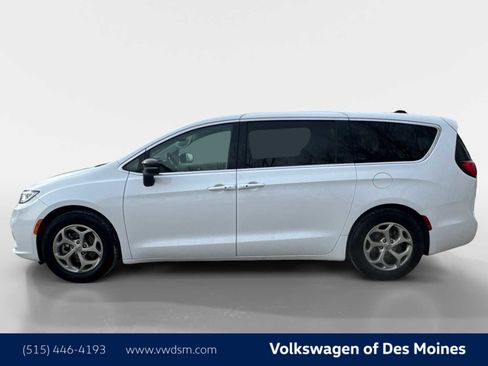 Used 2024 Chrysler Pacifica Limited image 3