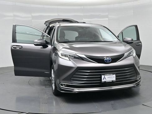 Used 2021 Toyota Sienna Limited FWD image 36