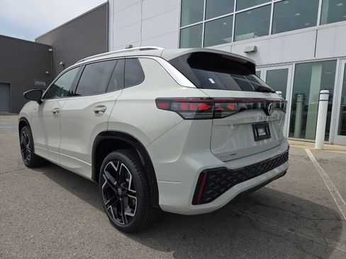New 2026 Volkswagen Tiguan SEL R-Line AWD/4WD image 9