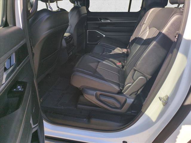 Used 2023 Jeep Wagoneer L Series II AWD/4WD image 19