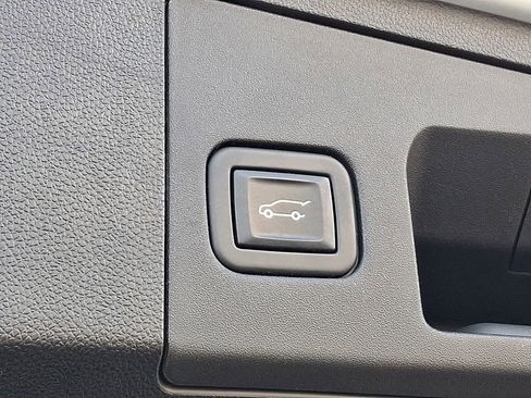 Certified 2022 Cadillac XT4 Luxury w/ Cold Weather Package image 32