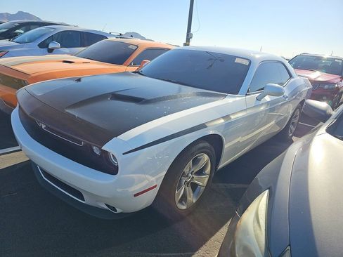 Used 2018 Dodge Challenger SXT RWD image 1