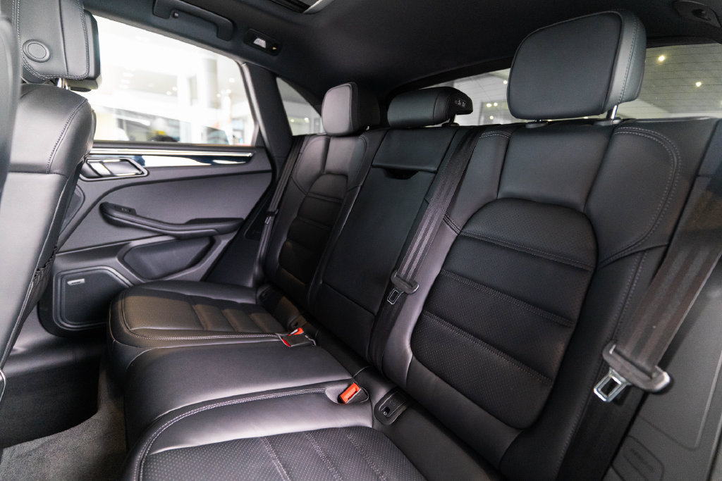 Certified 2026 Porsche Macan AWD/4WD image 35