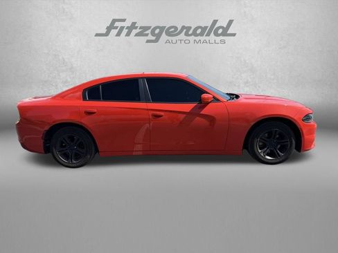 Used 2019 Dodge Charger SXT RWD image 3