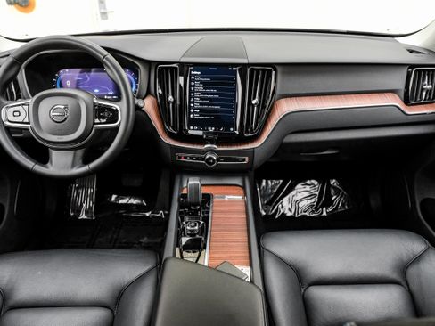 Used 2023 Volvo XC60 B5 Plus image 13