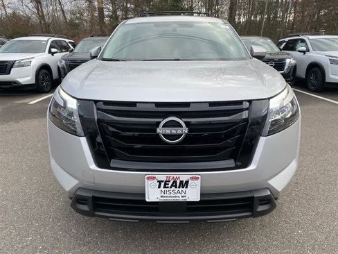 New 2025 Nissan Pathfinder SV image 2