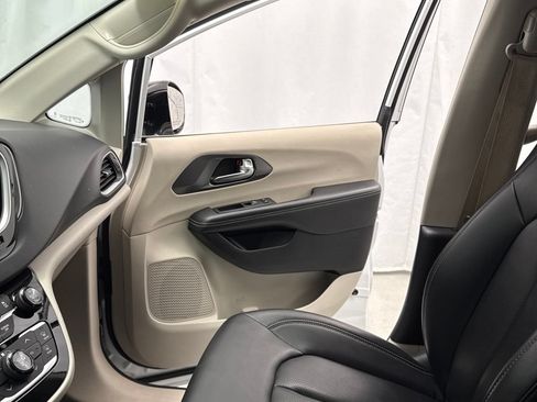 Used 2024 Chrysler Pacifica Touring-L FWD image 21
