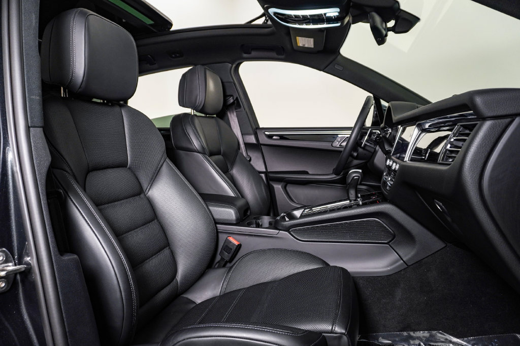 Certified 2026 Porsche Macan AWD/4WD image 15