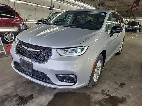 Used 2024 Chrysler Pacifica Touring-L FWD image 2