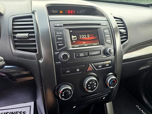 Used 2013 Kia Sorento LX w/ Convenience Pkg image 12