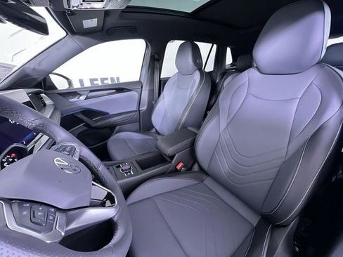 New 2026 Volkswagen Tiguan SE R-Line image 11