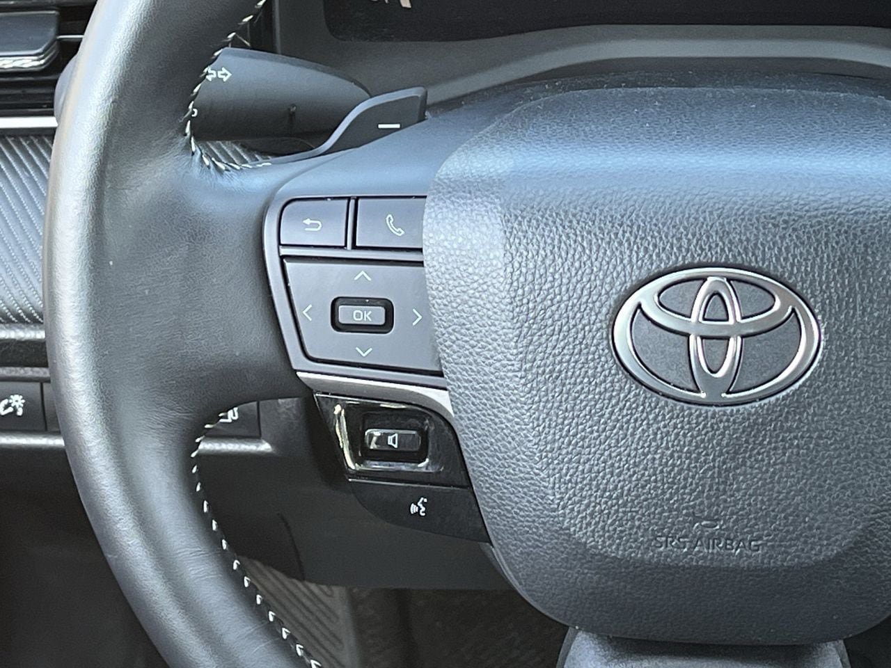 Used 2025 Toyota Camry SE FWD image 12