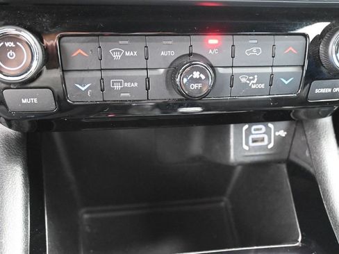 Used 2025 Jeep Compass Limited AWD/4WD image 32
