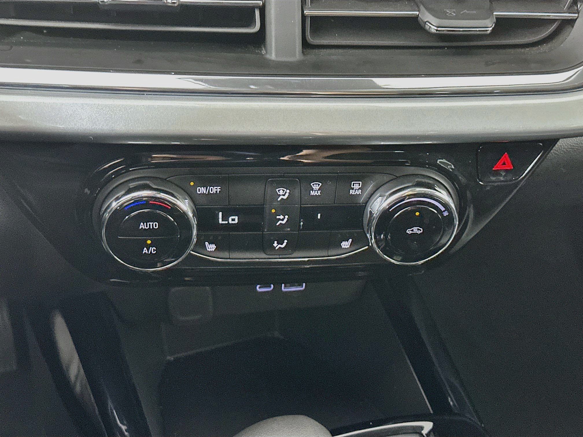 Used 2025 Chevrolet Trax LT w/ LT Convenience Package FWD image 23