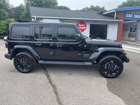 Used 2025 Jeep Wrangler Unlimited Sahara AWD/4WD image 3