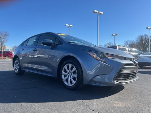 Used 2023 Toyota Corolla LE image 3