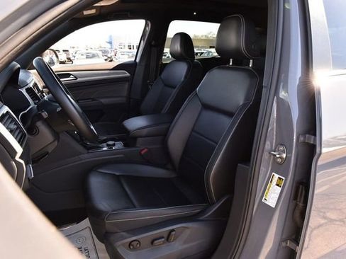 Certified 2022 Volkswagen Atlas Cross Sport SE w/ Panoramic Sunroof Package image 17