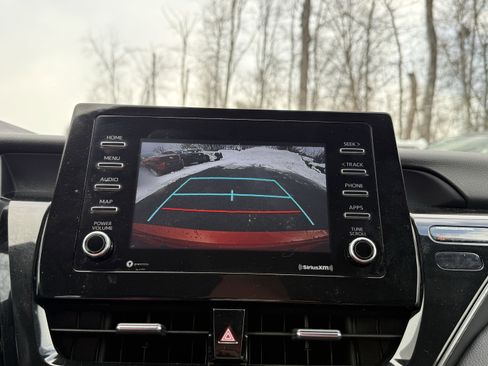 Used 2021 Toyota Camry SE image 3