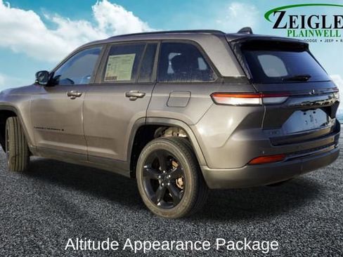 Used 2023 Jeep Grand Cherokee Altitude image 2