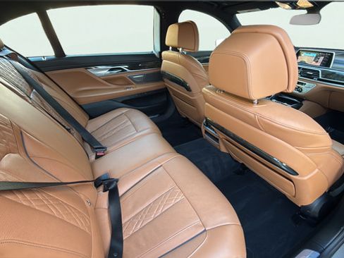 Used 2021 BMW 750i xDrive w/ Luxury Rear Seating Package AWD/4WD image 27