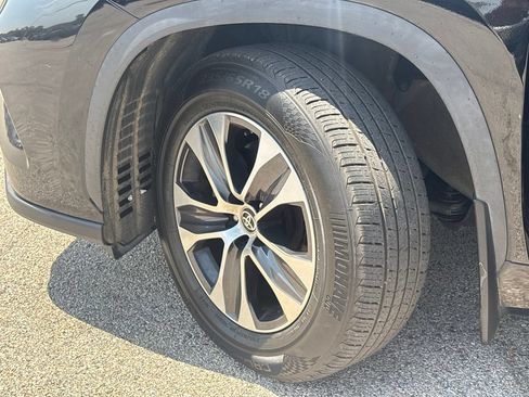 Used 2023 Toyota Highlander XLE FWD image 12