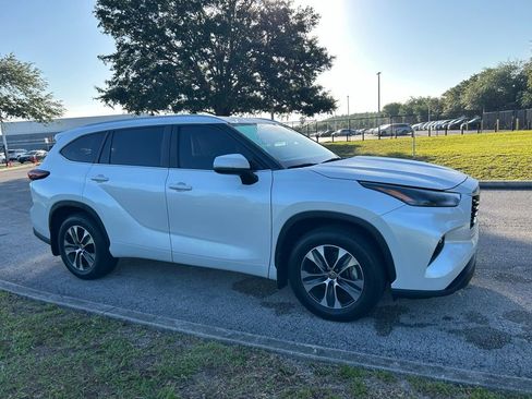 Used 2024 Toyota Highlander XLE image 7