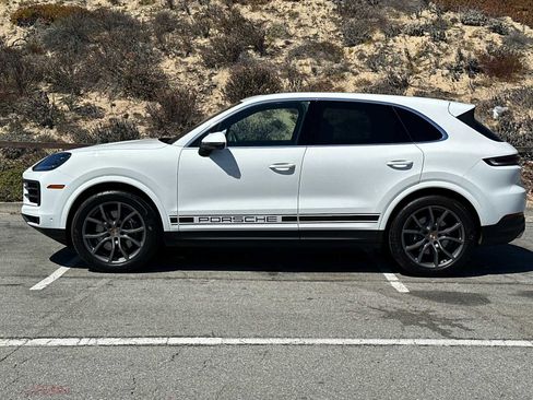 Used 2025 Porsche Cayenne image 2