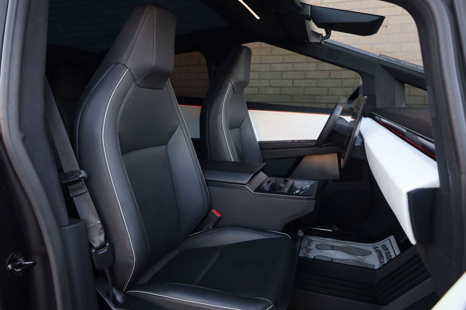 Used 2024 Tesla Cybertruck AWD Crew Cab image 30
