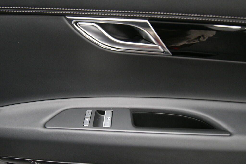 Used 2025 Genesis GV80 2.5T Standard AWD/4WD image 28