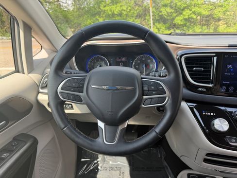 Used 2017 Chrysler Pacifica Touring-L image 38