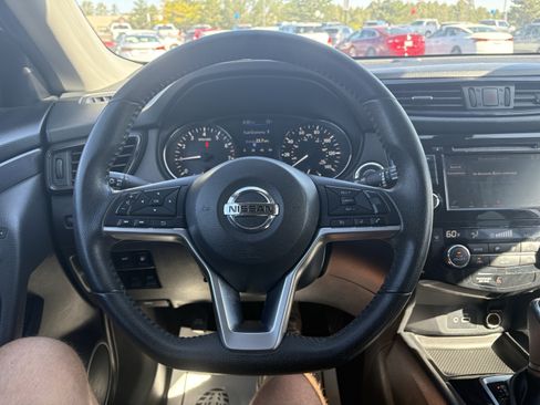 Used 2020 Nissan Rogue SV FWD image 22
