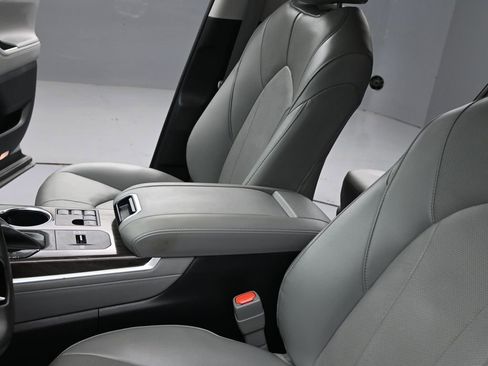 Used 2023 Toyota Highlander Limited image 13