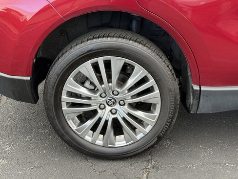 Certified 2024 Toyota Venza XLE AWD/4WD image 11